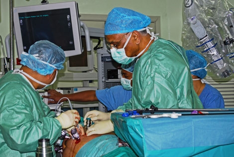 Surgeon Replaces Knee on 3’10” Patient