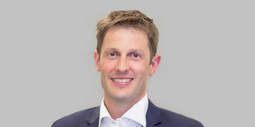 Simon Young Receives AAHKS’ Clinical Research Award