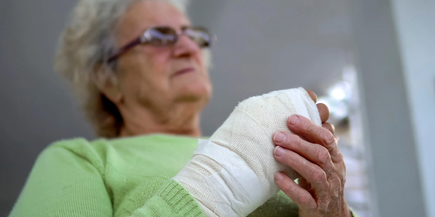 Casting or Surgery for Elderly Distal Radius Fractures?